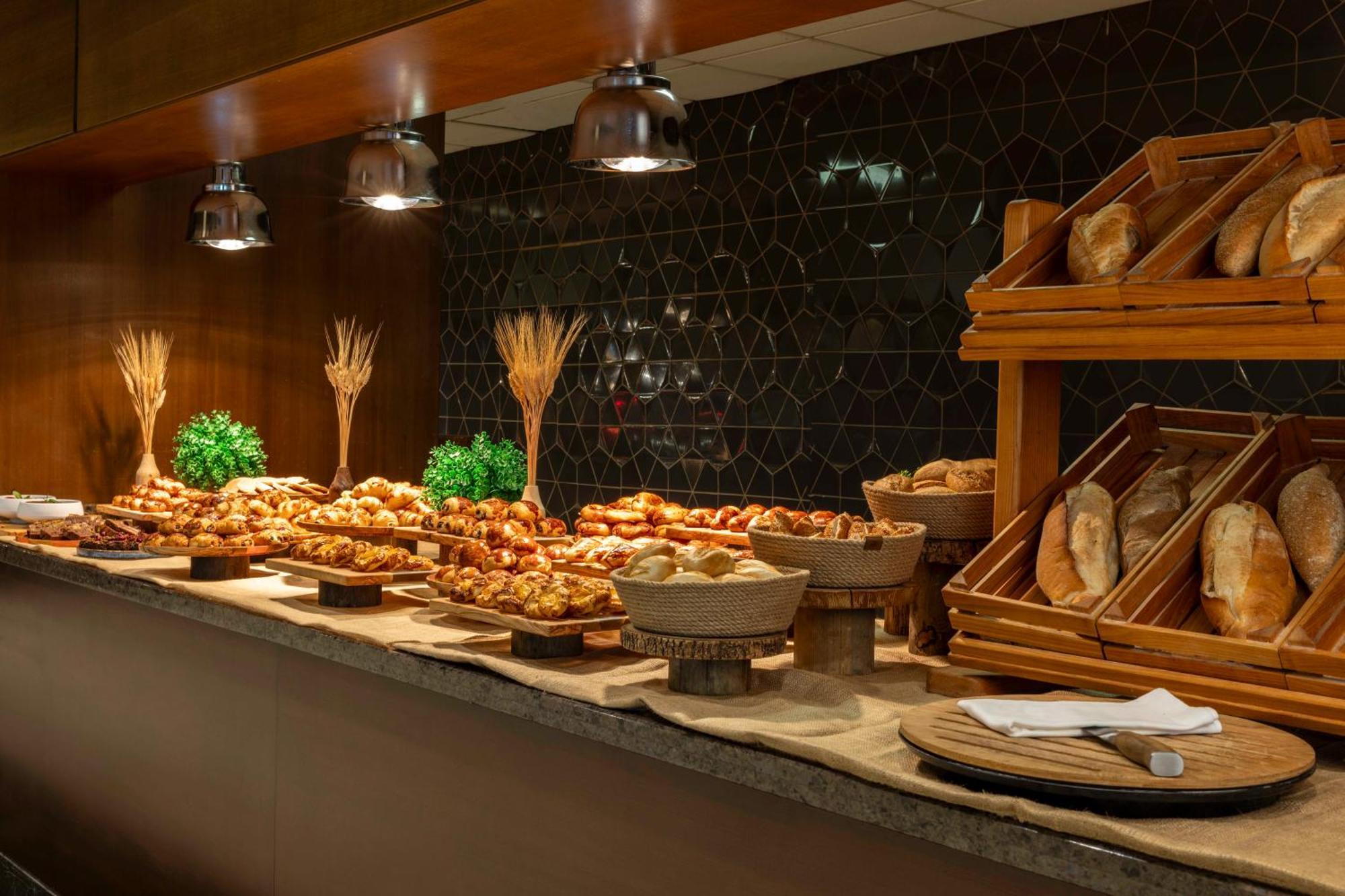Hotel Ramada Plaza By Wyndham Tekstilkent 5*