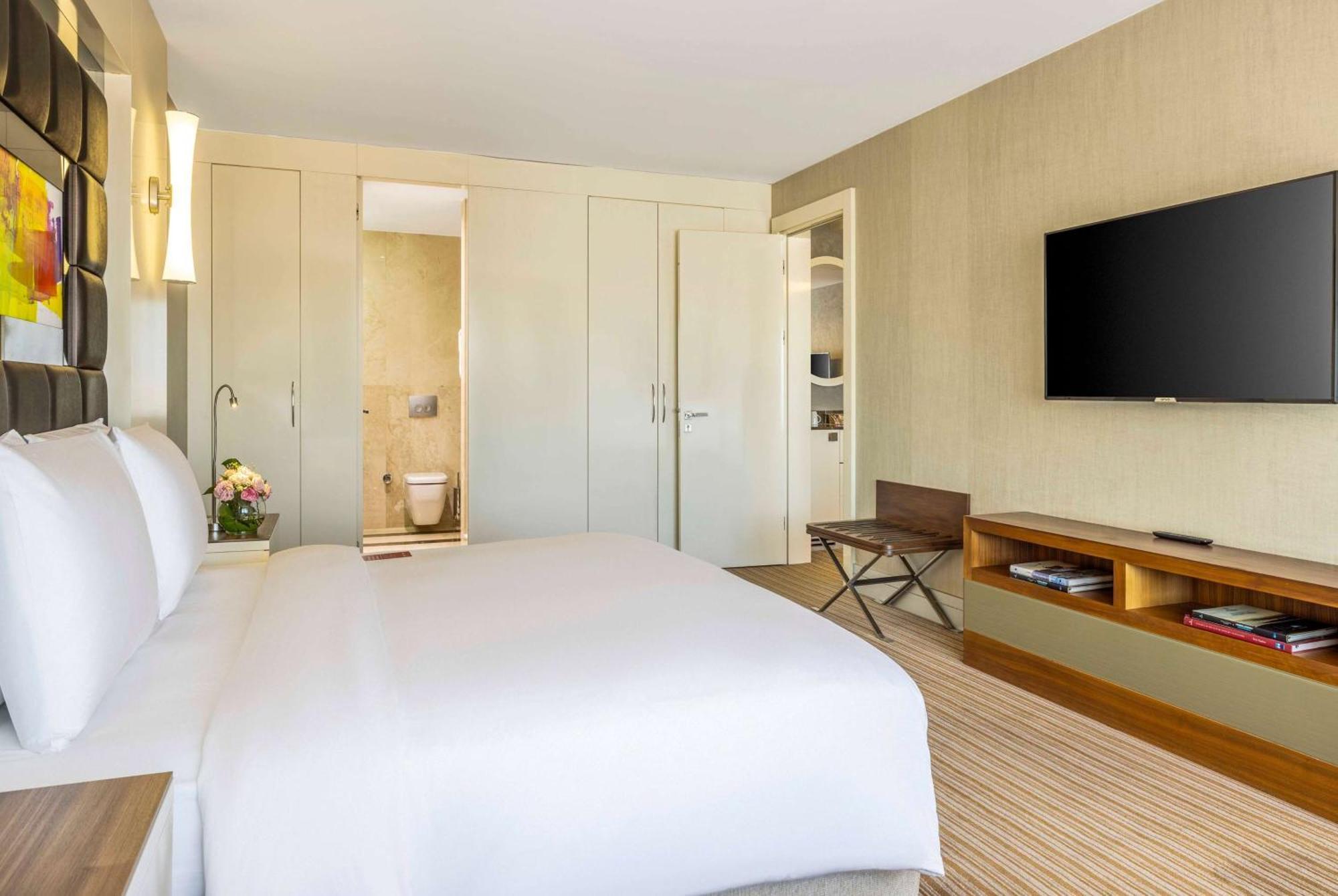 Hotel Ramada Plaza By Wyndham Tekstilkent 5*