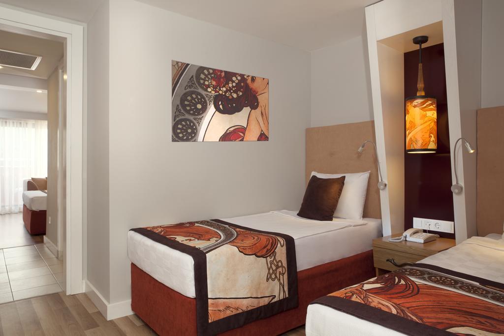 Hotel Orange Palace 5*