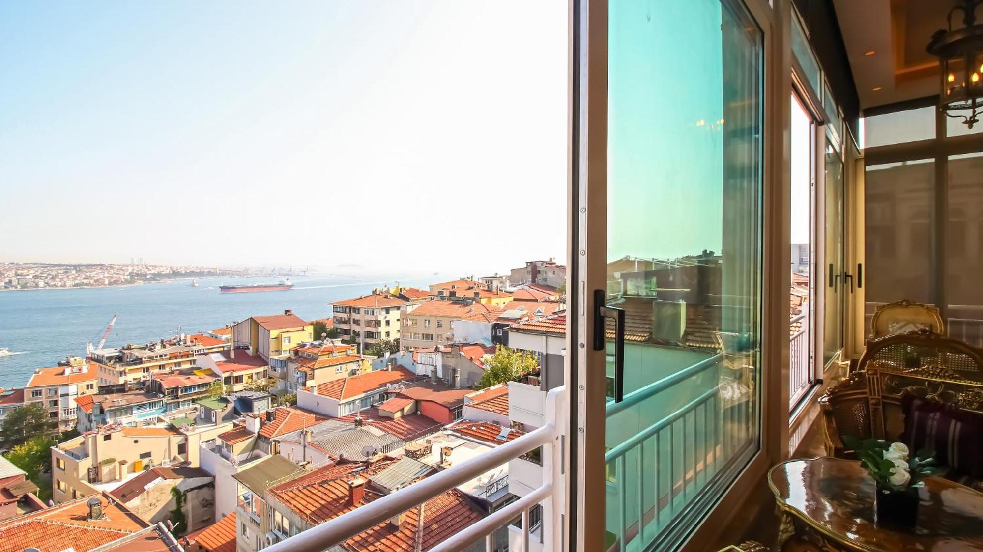 Maroon * Istanbul