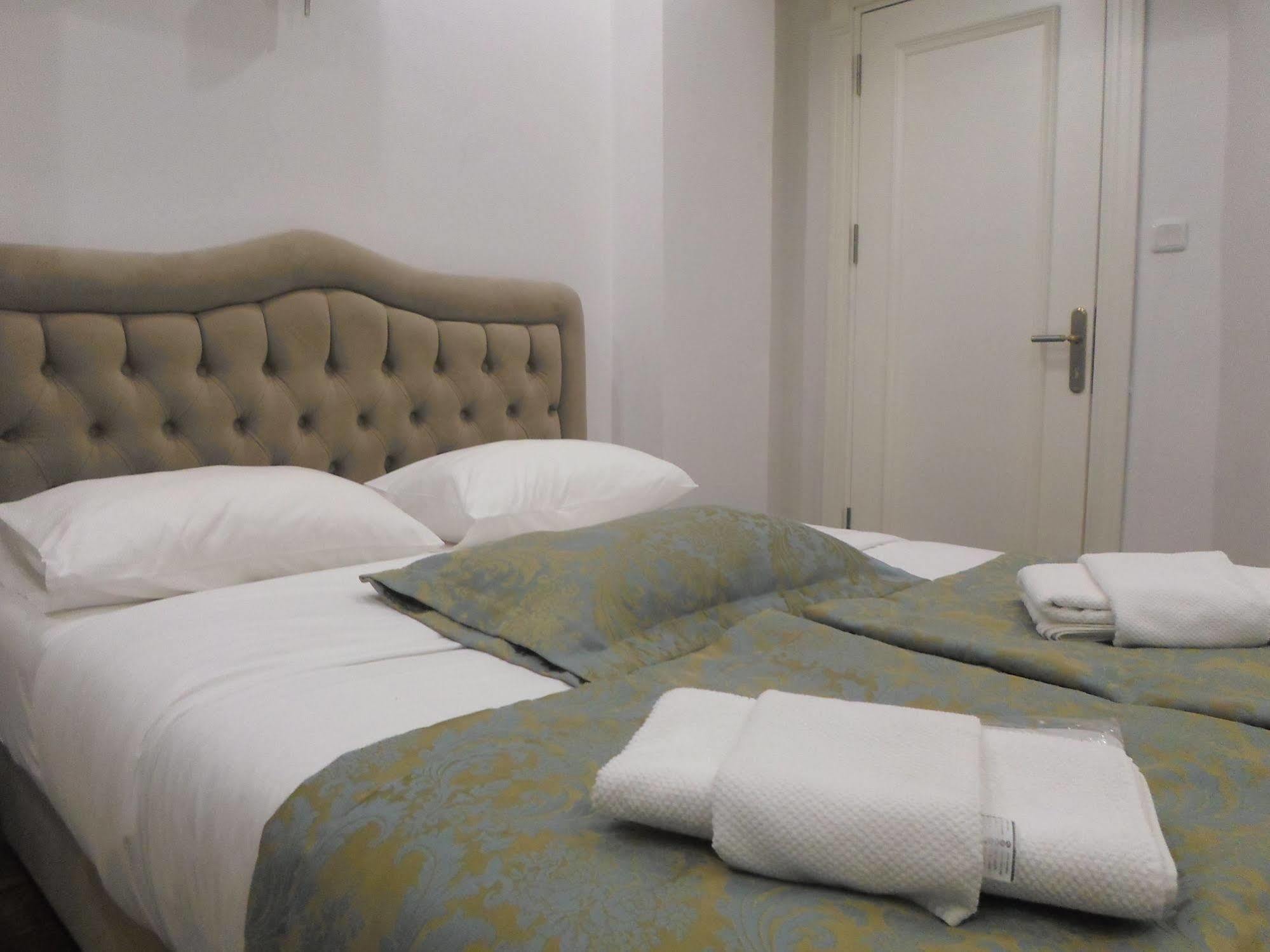 Hotel La Petite Maison 2*