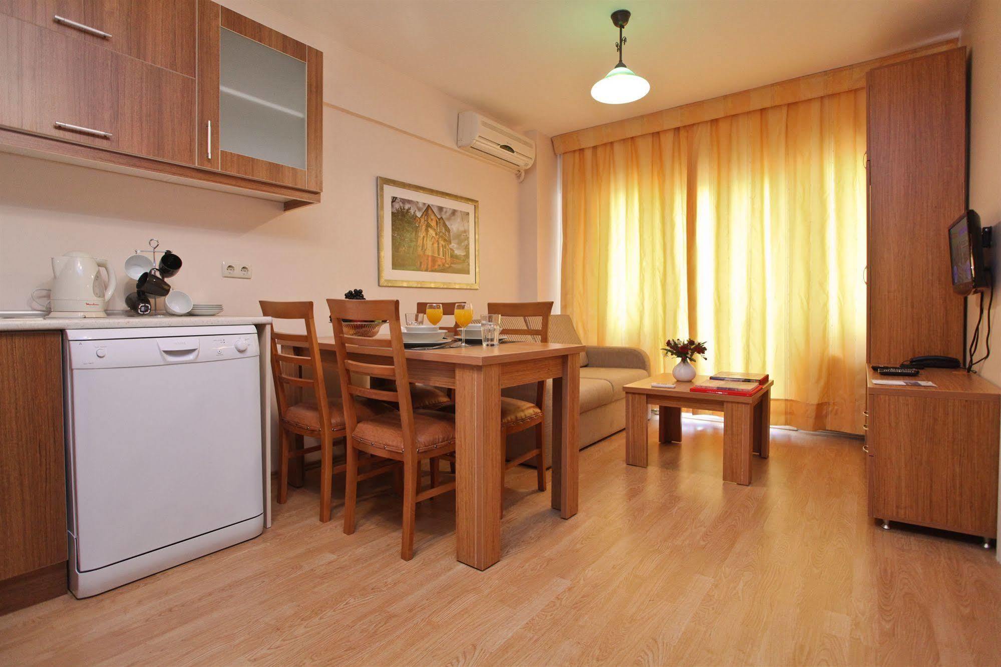 Aparthotel Three Apples Taksim 3*